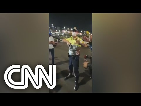 Policial saca arma em meio a manifestantes na Esplanada dos Ministérios | AGORA CNN
