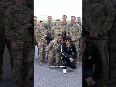 Hegseth y Kid Rock "dan una vuelta" con pilotos de un helicóptero de ataque Apache