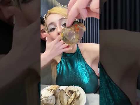 Ngân 98 ăn trọn nguyên con mới ngon.