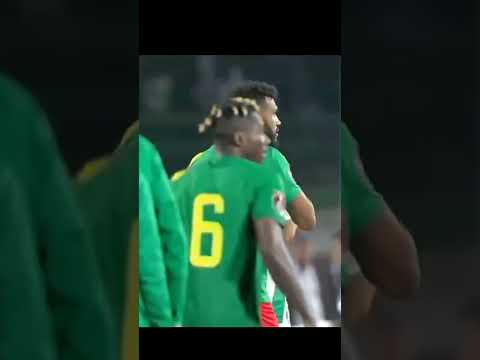 الجماهير الجزائرية تهتف باغنية في بلادي ظلموني