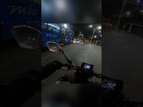 Este pana enloqueció en la autopista pt2😱 #motos #fz1 #xj6 #viralshorts #mt09 #altocilindraje