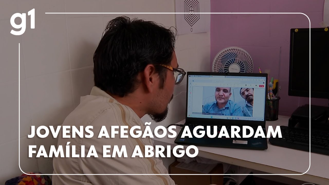Jovens afegãos aguardam família em abrigo