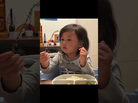 お魚の刺身に興味を持つ3歳(トム3歳5ヶ月) Dinner with Mom. #shorts #youtubeshorts #トムちゃんねる @Tomchannel2021