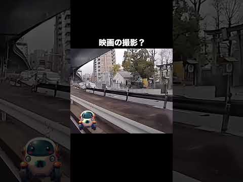 中央分離帯を突き破り電柱に激突する車#shorts