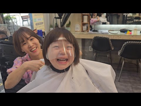 처음 머리 자른 31개월 아기, 이렇게 잘한다고?