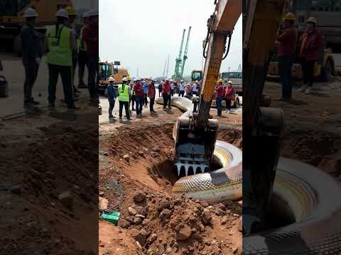 Excavator Finds Giant Snake During City Pipeline Construction!#GiantSnake #Excavator