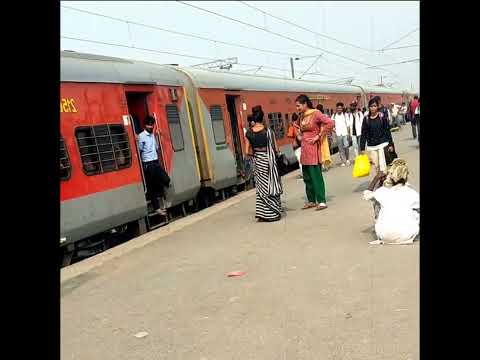 चलती ट्रेन में किन्नरों ने महिला की बचाई जानन, वीडियो मे देखे | The Train Fact #shorts #train