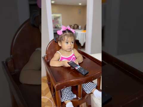 Préstame el control Zoe