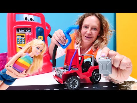 Nicoles Spielzeug Werkstatt - Oje, Barbies Auto ist kaputt - Lustiges Video für Kinder