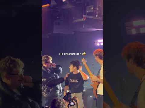 THIS GUY JUMPED ON STAGE and shocked everyone 🤯 #guitar #guitarist #rave #viral