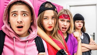 Пробрался в Школу САМЫХ ЗЛЫХ Девочек !