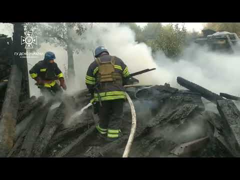 Сумська область: приборкуючи пожежу, яку спричинив ворожий обстріл, вогнеборці запобігли масштабному загорянню в житловому секторі