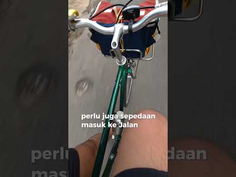 Cobain sepedahan lewat gang sempit