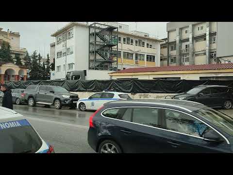 Μαύρο πανί στα κάγκελα του Γενικού Νοσοκομείου Λάρισας | CNN Greece
