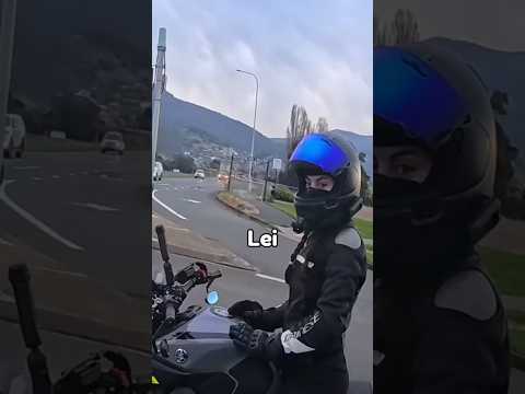 Il Motociclista Cerca di Impressionare Questa Ragazza (Crediti: @infamas_mt) #shorts