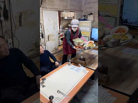 문지방이 닳도록 드나들던 삶의 흔적이 고스란히 남아있다. 어리적 살았든 작은 초가집이 생각난다 #이선이칼국수