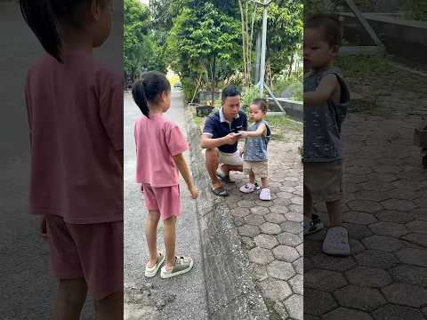 Bố xử lý thế nào khi chị giành điện thoại đồ chơi của em 😍. #tiemnhasoc #funny #dochoi #shorts