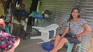 alicia dice que se siente feliz en ayudar esta familia com poco