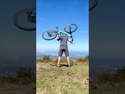 He lifted his bike over his head on the edge of the world 😱 #MountainBike #EpicViews #Adventure