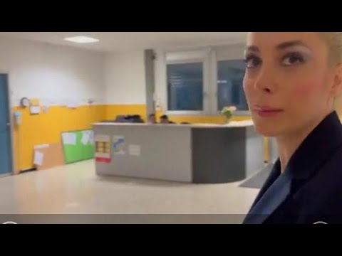 Marta Fascina al seggio di Arcore: «Sono qui per votare»