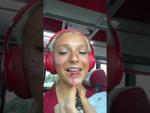 lip stick on the bus is hard lol💄💋