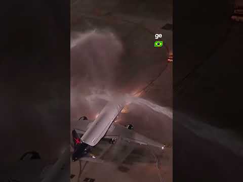 AVIÃO DA SELEÇÃO PASSA PELO ARCO DE ÁGUA PARA TRAZER BOAS ENERGIAS NA COPA | #shorts | ge.globo