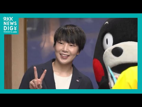 バドミントン・山口茜選手 くまモンとハグ！　世界選手権で3回目の金メダル獲得をお祝い