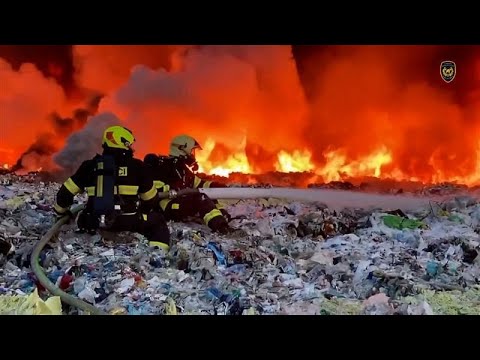Τσεχία: Άνιση μάχη με τις φλόγες σε χωματερή πλαστικών
