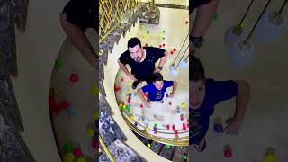 من وين عم تنزل الكرات الملونة 😂 Where do colored balls come from