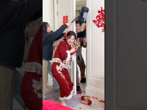 Cô dâu thuê người dùng búa tạ chặn cửa chú rể #wedding #funny #makeup #dress #beautiful
