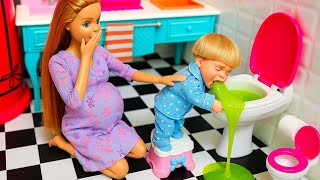 Barbie and Toddler Tommy Get Well Routine 🤮 우웩 토 할 것 같아! 토미 배탈났어요!😣 바비인형 가족 저녁 일상 이야기