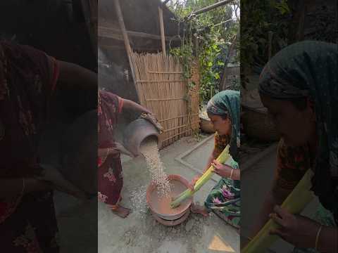 গ্রামের গেরস্ত বাড়িতে দেশাল মুড়ি ভাজা