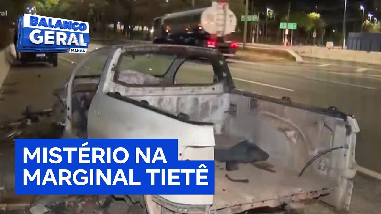 Carro está abandonado há duas semanas em área de recuo na Marginal Tietê