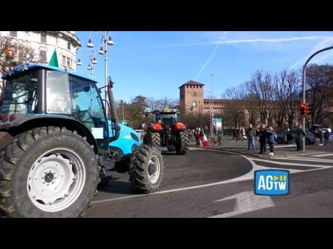 Oltre 500 trattori nelle strade a Pavia: bloccata la circolazione vicino al castello Visconteo