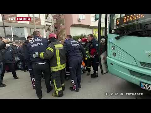 Otobüsün altında sürüklenen kadının mucize kurtuluşu kamerada