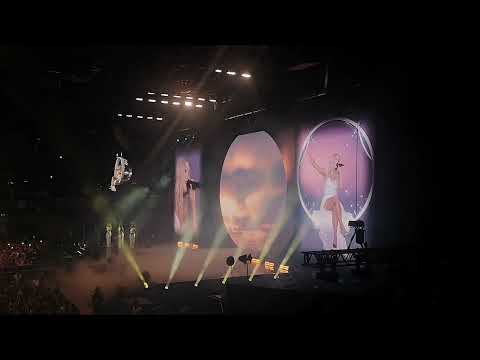 Shirin David Live Tour 2023 in Vienna: Shirin David performing Fliegst du mit | Olga Todorovic