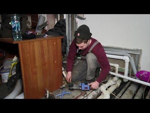 Четверо суток без воды. Жители элитного ЖК в Сыктывкаре таскают ее домой ведрами.