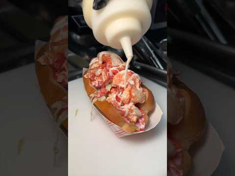 DEVOUR-worthy LOBSTER ROLLS from Red Hook Lobster Pound in Brooklyn, NYC! 🦞🧈🥖🔥🤤 #DEVOURPOWER