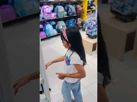 Que mochila eligió Marie para ir a la escuela 😱 #shorts #video #viralvideo #youtubeshorts