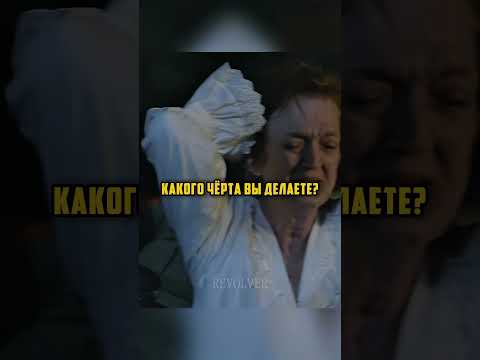 Странная женщина бродит ночью по улице 😰