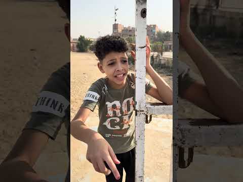 انظر ماذا فعل اللاب مع عامل النظافة داخل ملعب كرة القدم