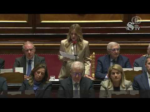 Meloni: "Non rimpiango muro di Berlino o i carri armati russi". Standing ovation della maggioranza