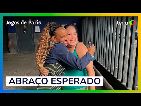 Rebeca Andrade tem encontro emocionante com a mãe após pódio; assista ao momento