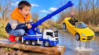 Darius Learns Traffic Rules and Rescues a Car from the Water | Kidscoco Club