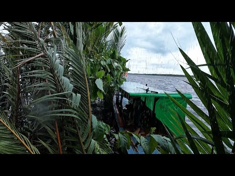 Terjebak hujan badai saat sedang asik mancing di sungai sampai ketiduran diperahu.