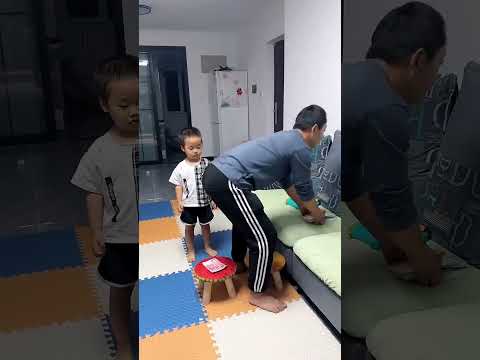 爸爸又在数钱，逗逗他，看他什么反应！#cute baby#baby#萌娃#搞笑日常 #人类幼崽#小米宝