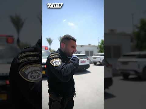 תיעוד החילוץ: השוטרים מנעו אסון והצילו פעוט שננעל ברכב