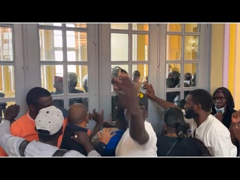 Urgent : la police a envahi la mairie de Dakar, Barth et ses partisans résistent, ça chauffe