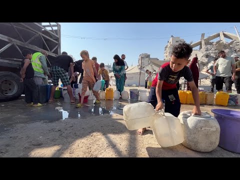 مواطنون ينتظرون الحصول على مياه يتم توزيعها بواسطة صهريج في مدينة غزة