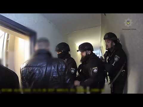 Ходив із автоматом по житловому комплексу — поліцейські Києва затримали 37-річного чоловіка